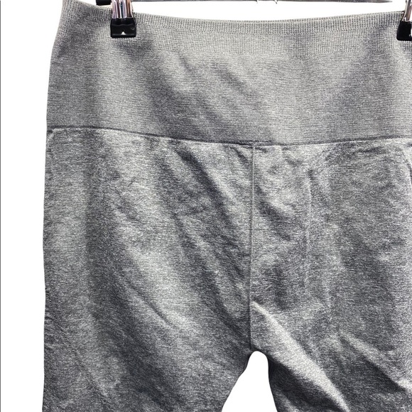 Fabletics High-Waisted Seamless Dot Capri Gray Ribbed Waistband Size Large - Picture 5 of 9